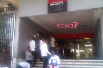 Côte dÂ’Ivoire : Opération ''banderole rouge'' pour des hausses de salaires à  la SGBCI !